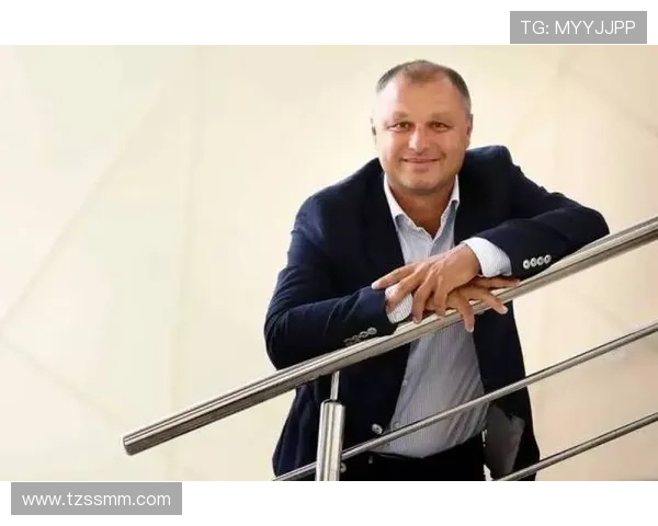 贝林厄姆与女友阿桑蒂瓦共同亮相，甜蜜爱情吸引外界关注